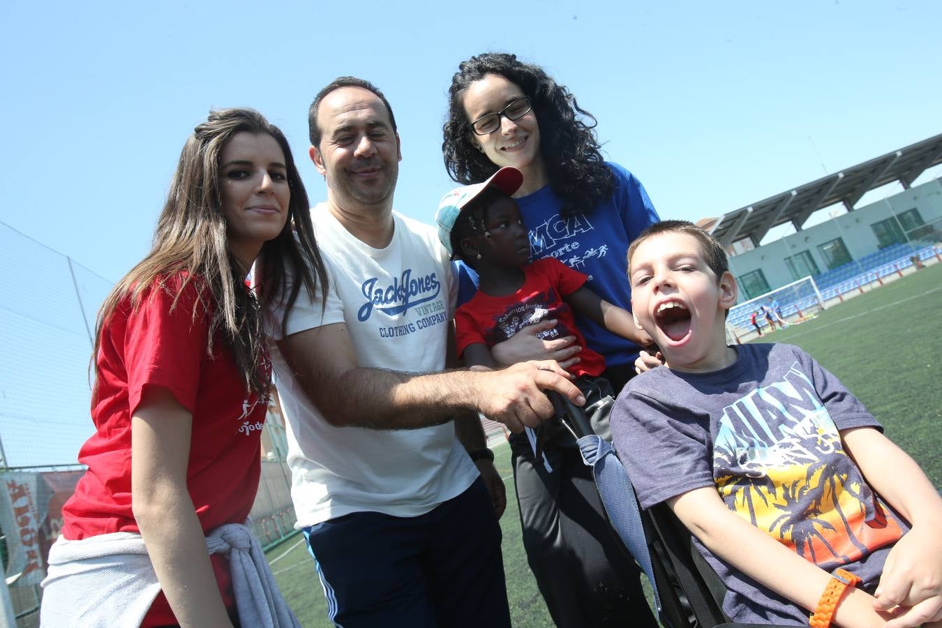 Voluntarios de &#039;la Caixa&#039; pasan la jornada con 60 niños riojanos de YMCA