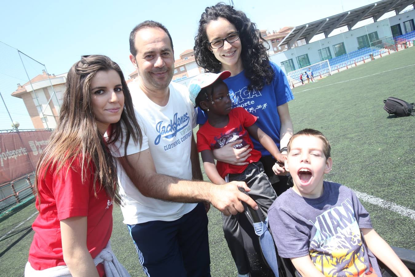 Voluntarios de &#039;la Caixa&#039; pasan la jornada con 60 niños riojanos de YMCA