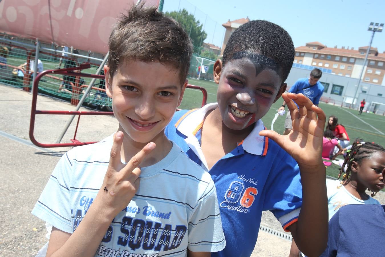 Voluntarios de &#039;la Caixa&#039; pasan la jornada con 60 niños riojanos de YMCA