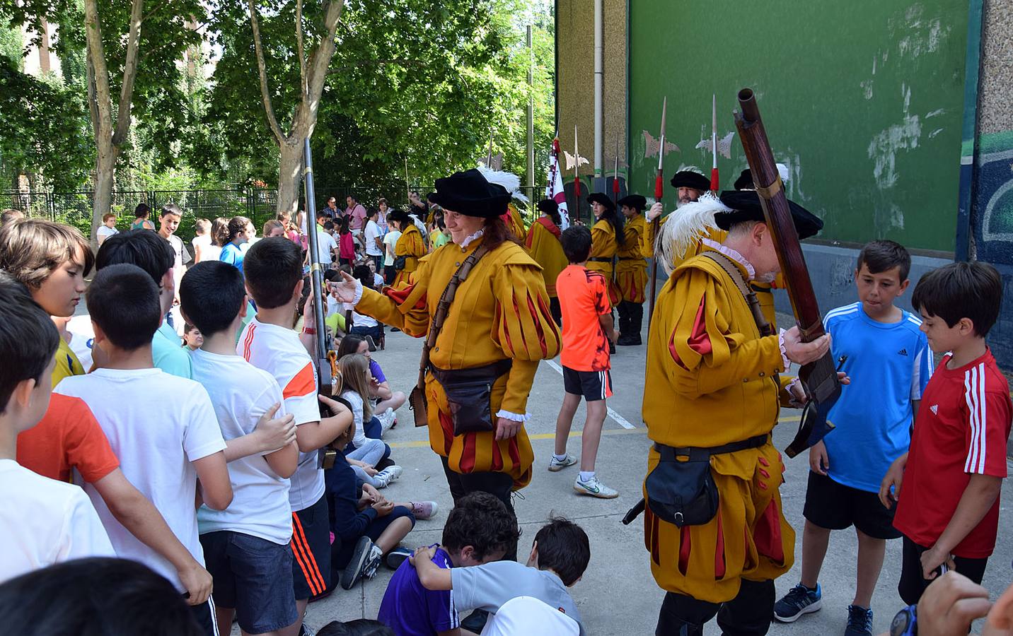 Los alumnos de Las Gaunas reciben la visita de la asociación histórica de recreación &#039;Héroes del Revellín&#039;