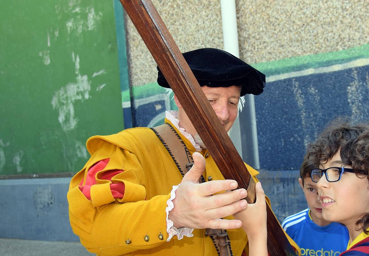 Los alumnos de Las Gaunas reciben la visita de la asociación histórica de recreación &#039;Héroes del Revellín&#039;