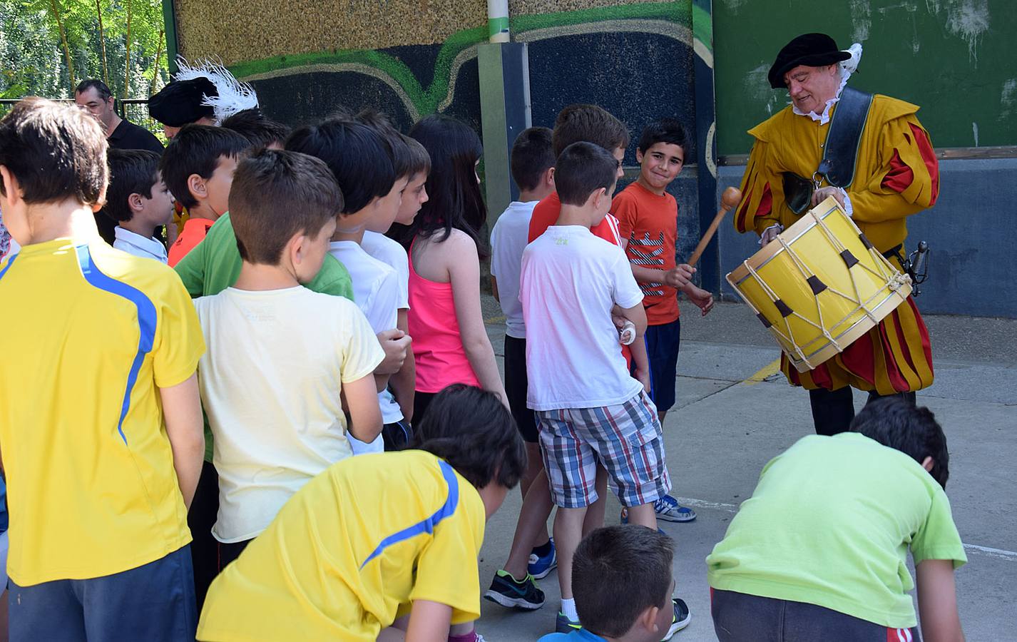 Los alumnos de Las Gaunas reciben la visita de la asociación histórica de recreación &#039;Héroes del Revellín&#039;