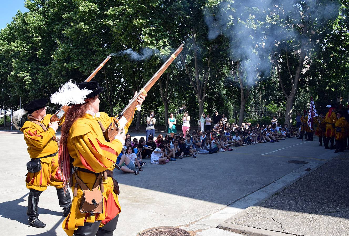 Los alumnos de Las Gaunas reciben la visita de la asociación histórica de recreación &#039;Héroes del Revellín&#039;