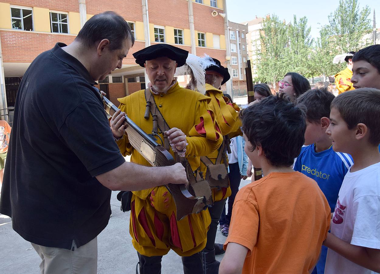 Los alumnos de Las Gaunas reciben la visita de la asociación histórica de recreación &#039;Héroes del Revellín&#039;