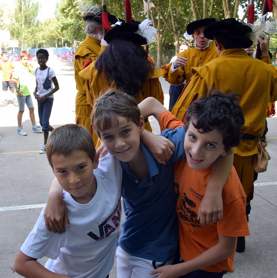 Los alumnos de Las Gaunas reciben la visita de la asociación histórica de recreación &#039;Héroes del Revellín&#039;