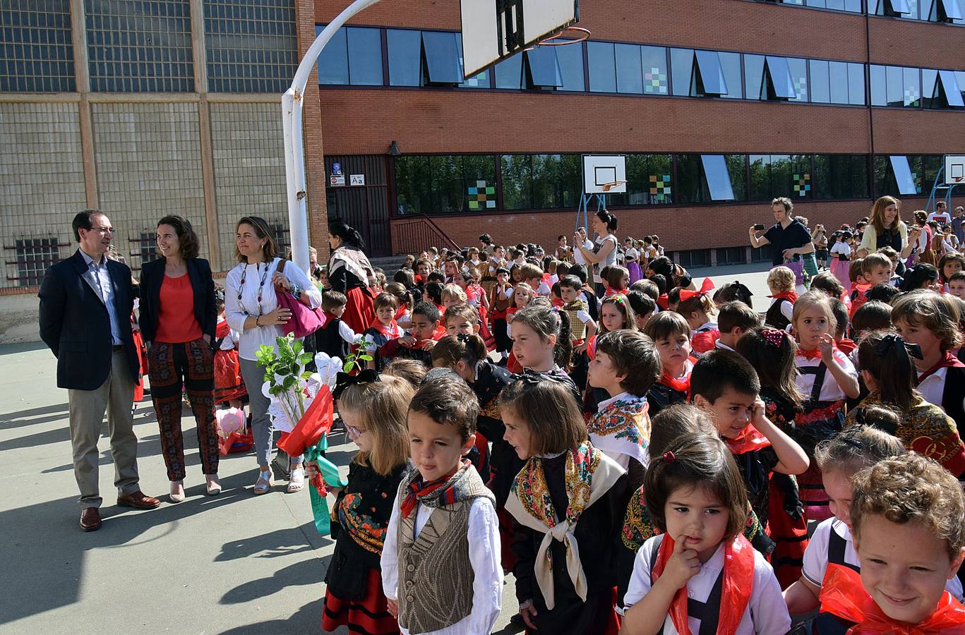 Los alumnos de Jesuitas recrean las Fiestas de San Bernabé