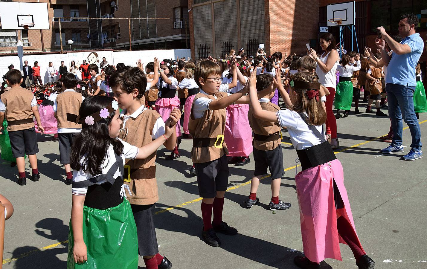 Los alumnos de Jesuitas recrean las Fiestas de San Bernabé