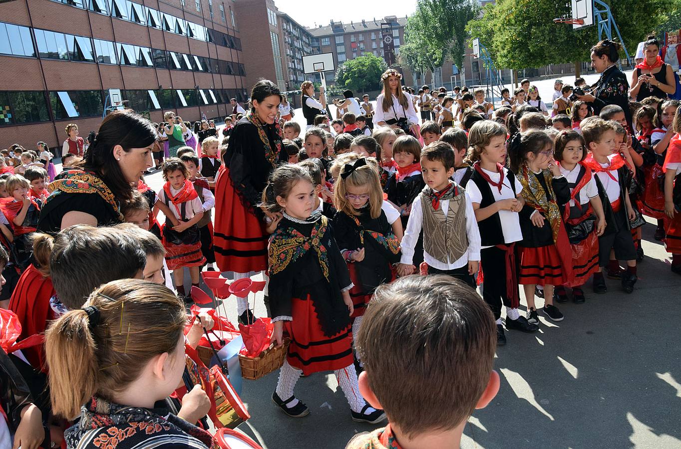 Los alumnos de Jesuitas recrean las Fiestas de San Bernabé