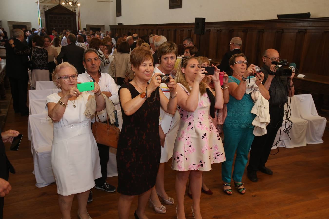 La llegada, el ambiente y las fotos de antes y de después de la entrega de las Medallas de La Rioja (I)