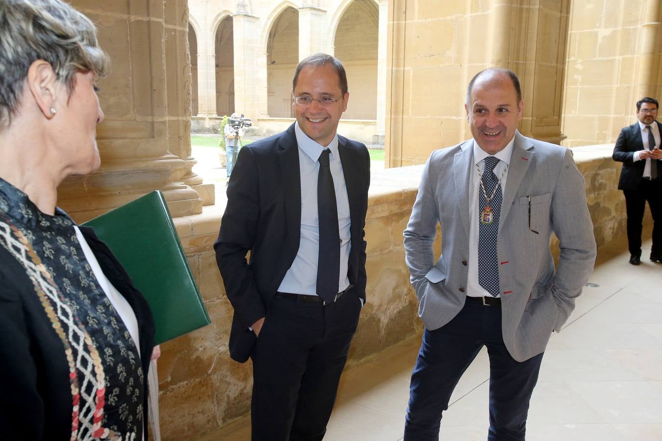 La llegada, el ambiente y las fotos de antes y de después de la entrega de las Medallas de La Rioja (I)