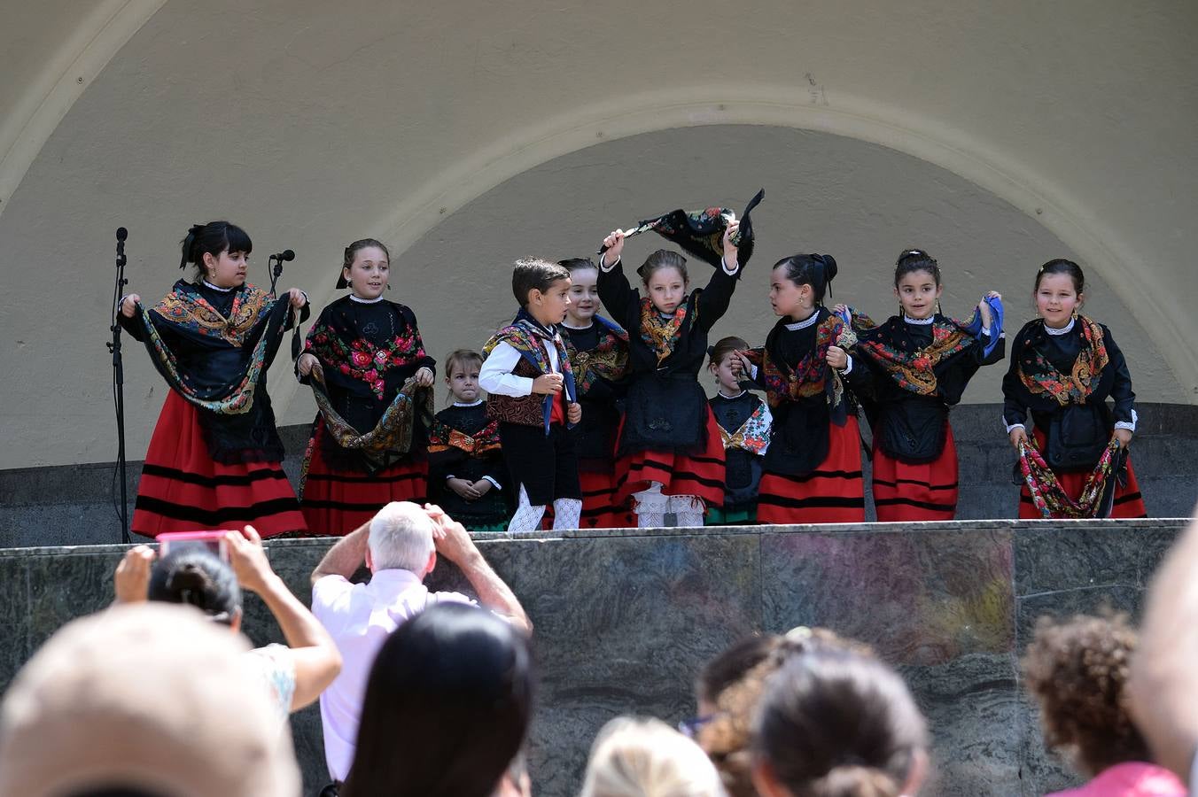 Festival floclórico infantil en El Espolón