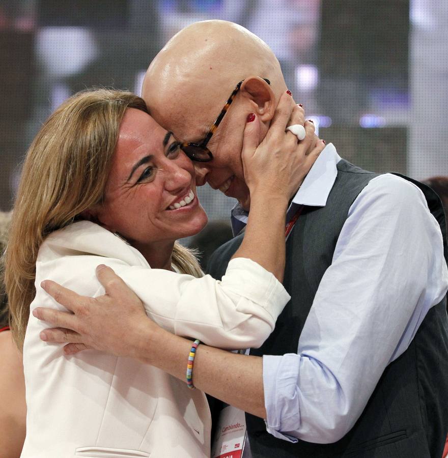 Carme Chacón, nueva secretaria de Relaciones Internacionales del PSOE, abraza a Pedro Zerolo, nuevo secretario de Movimientos Sociales, durante la clausura del Congreso Extraordinario del PSOE celebrado en Madrid.