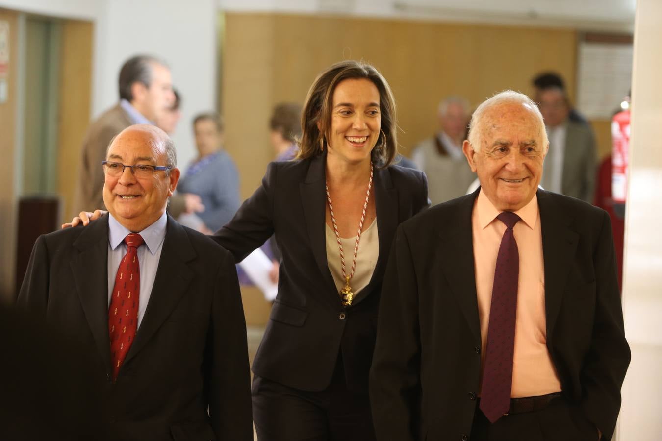 Antonio Pujades, Eugenio de La Riva y Fernando Reinares reciben las Insignias de San Bernabé