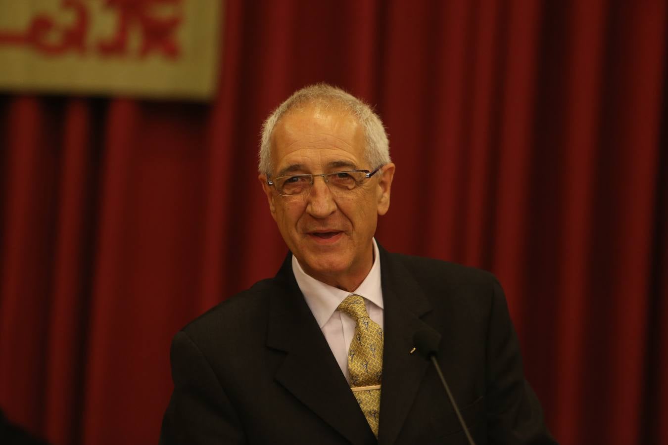 Antonio Pujades, Eugenio de La Riva y Fernando Reinares reciben las Insignias de San Bernabé