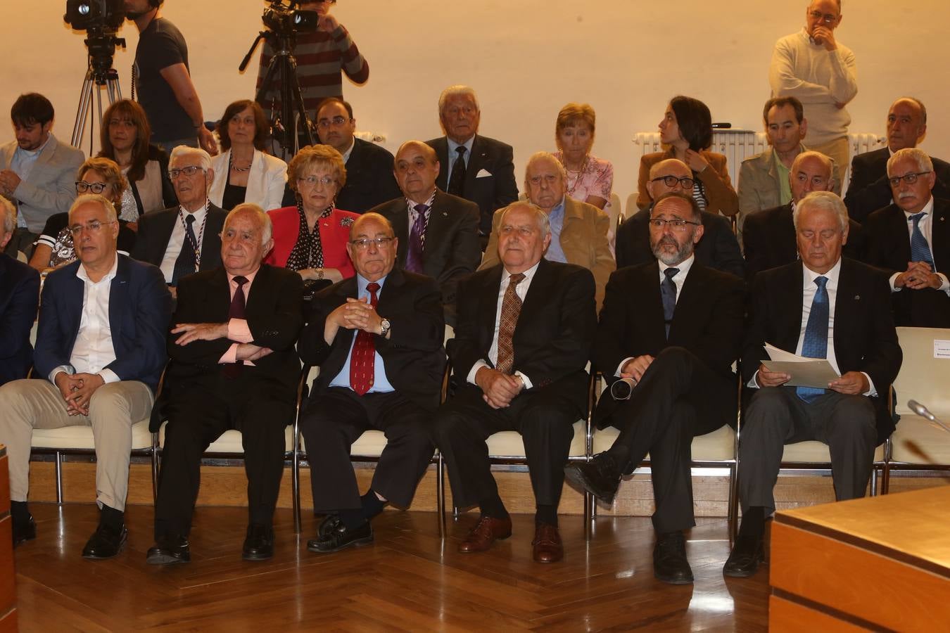 Antonio Pujades, Eugenio de La Riva y Fernando Reinares reciben las Insignias de San Bernabé