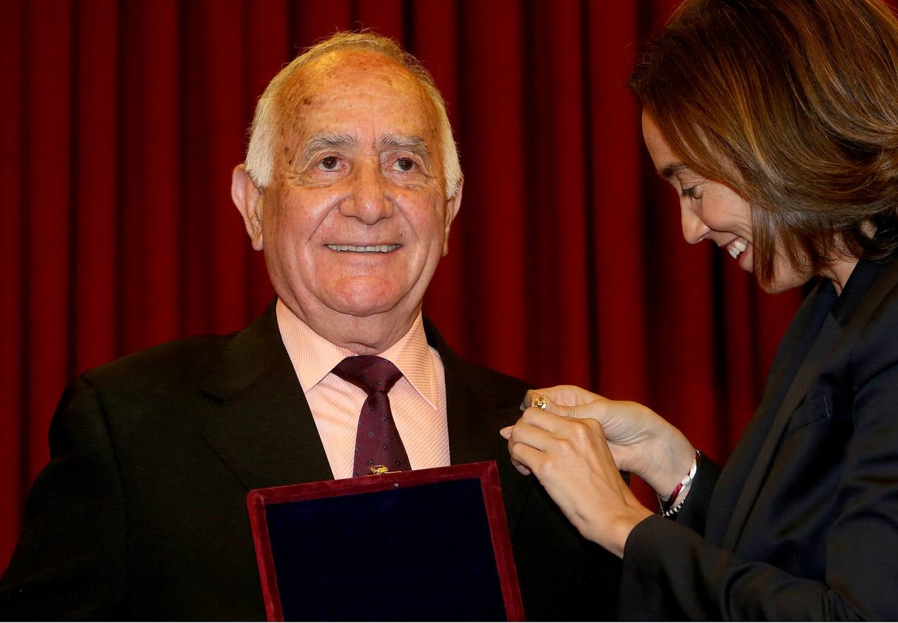 Antonio Pujades, Eugenio de La Riva y Fernando Reinares reciben las Insignias de San Bernabé