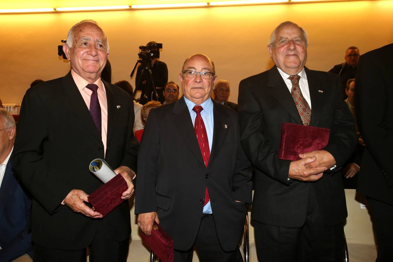 Antonio Pujades, Eugenio de La Riva y Fernando Reinares reciben las Insignias de San Bernabé