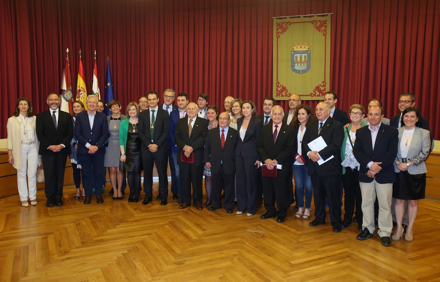 Antonio Pujades, Eugenio de La Riva y Fernando Reinares reciben las Insignias de San Bernabé