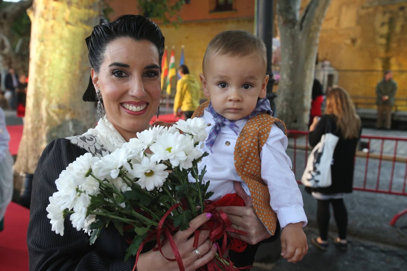 Lluvia y sonrisas en la Ofrenda de flores