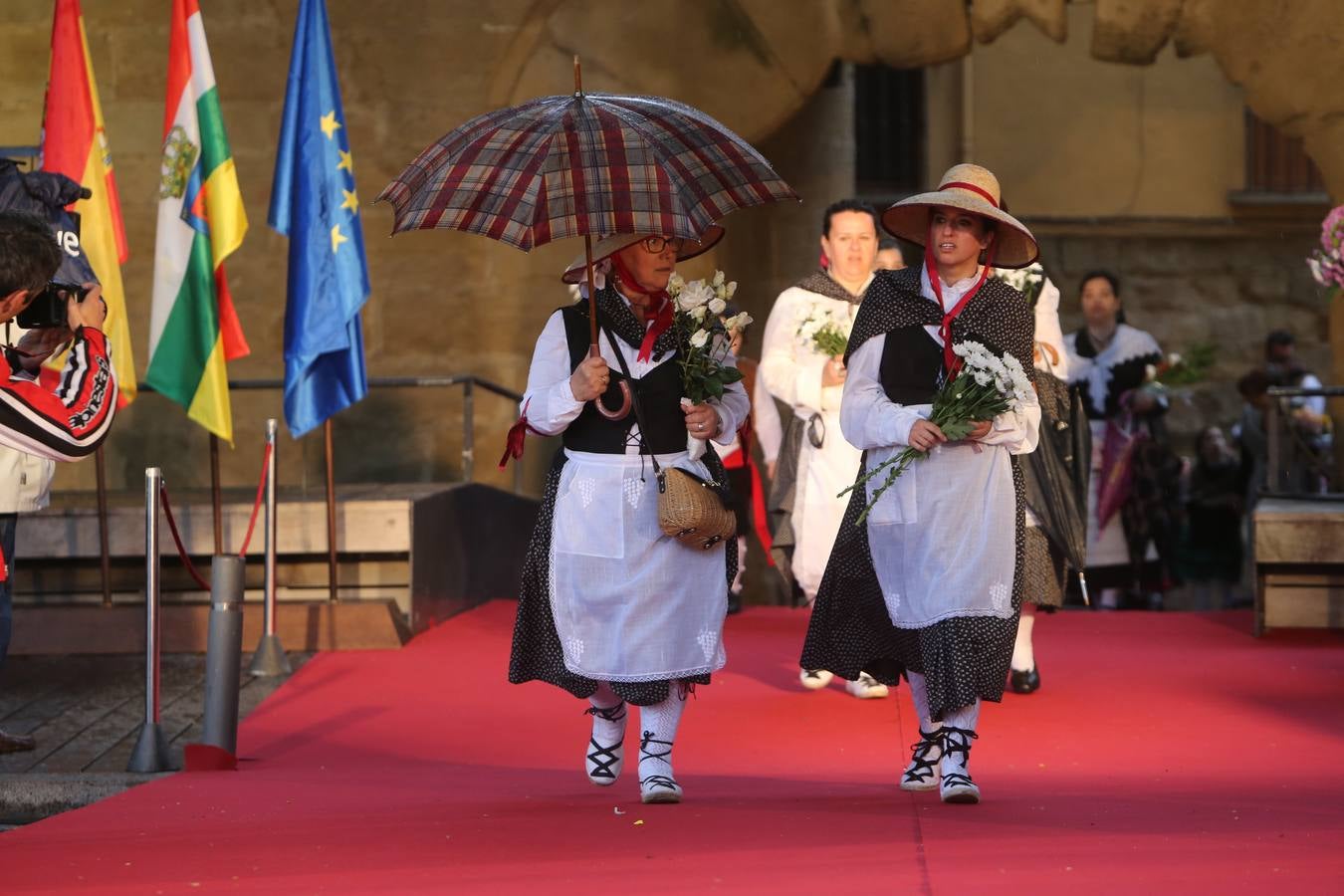 Lluvia y sonrisas en la Ofrenda de flores