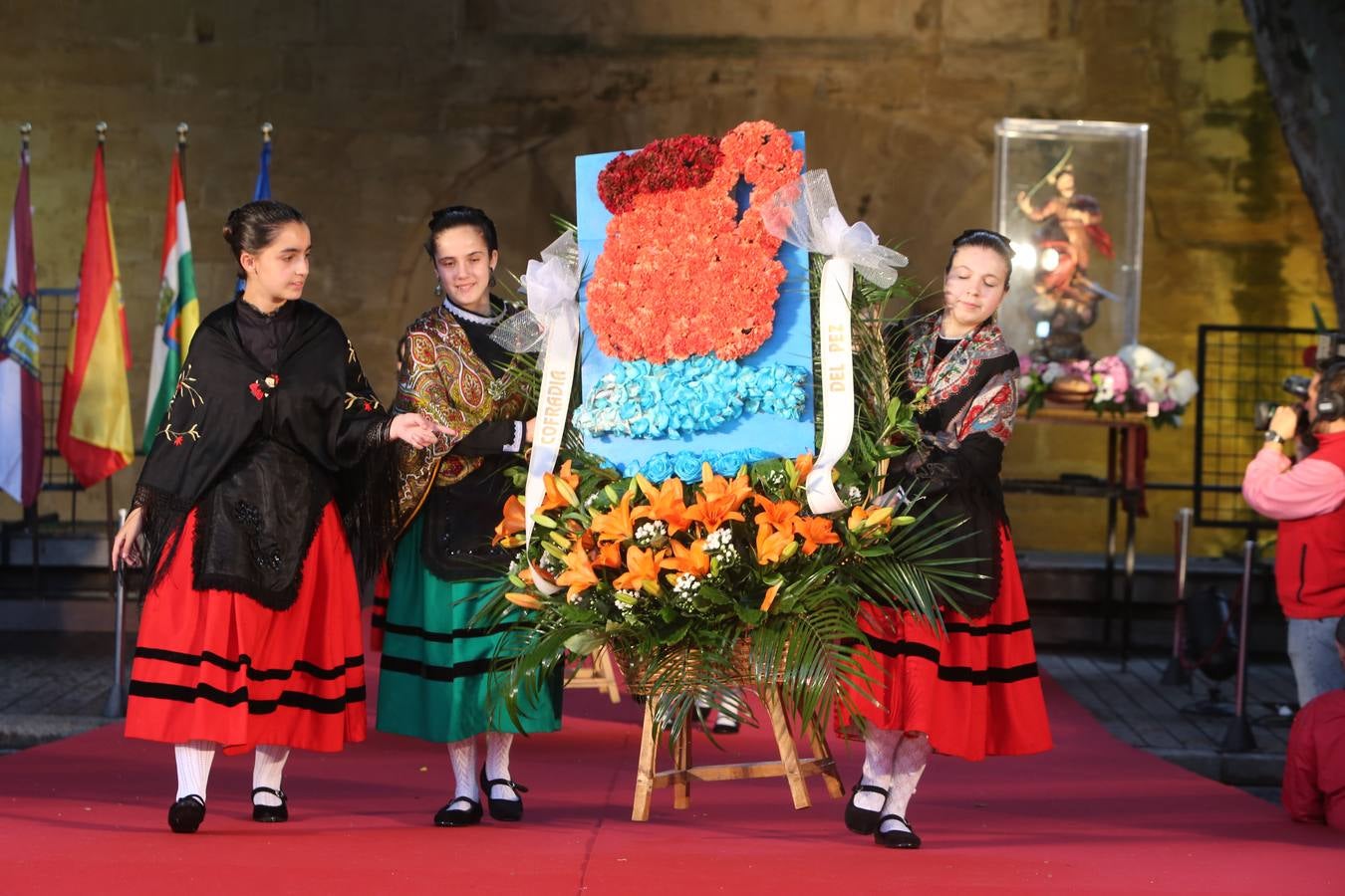 Lluvia y sonrisas en la Ofrenda de flores