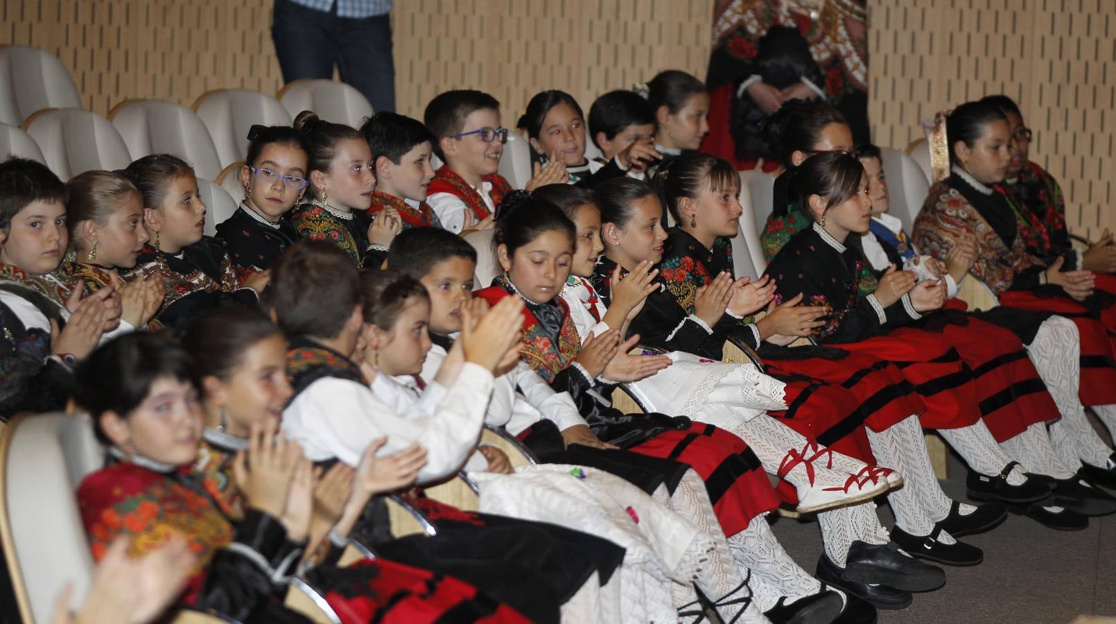 Los niños de San Bernabé reciben sus diplomas