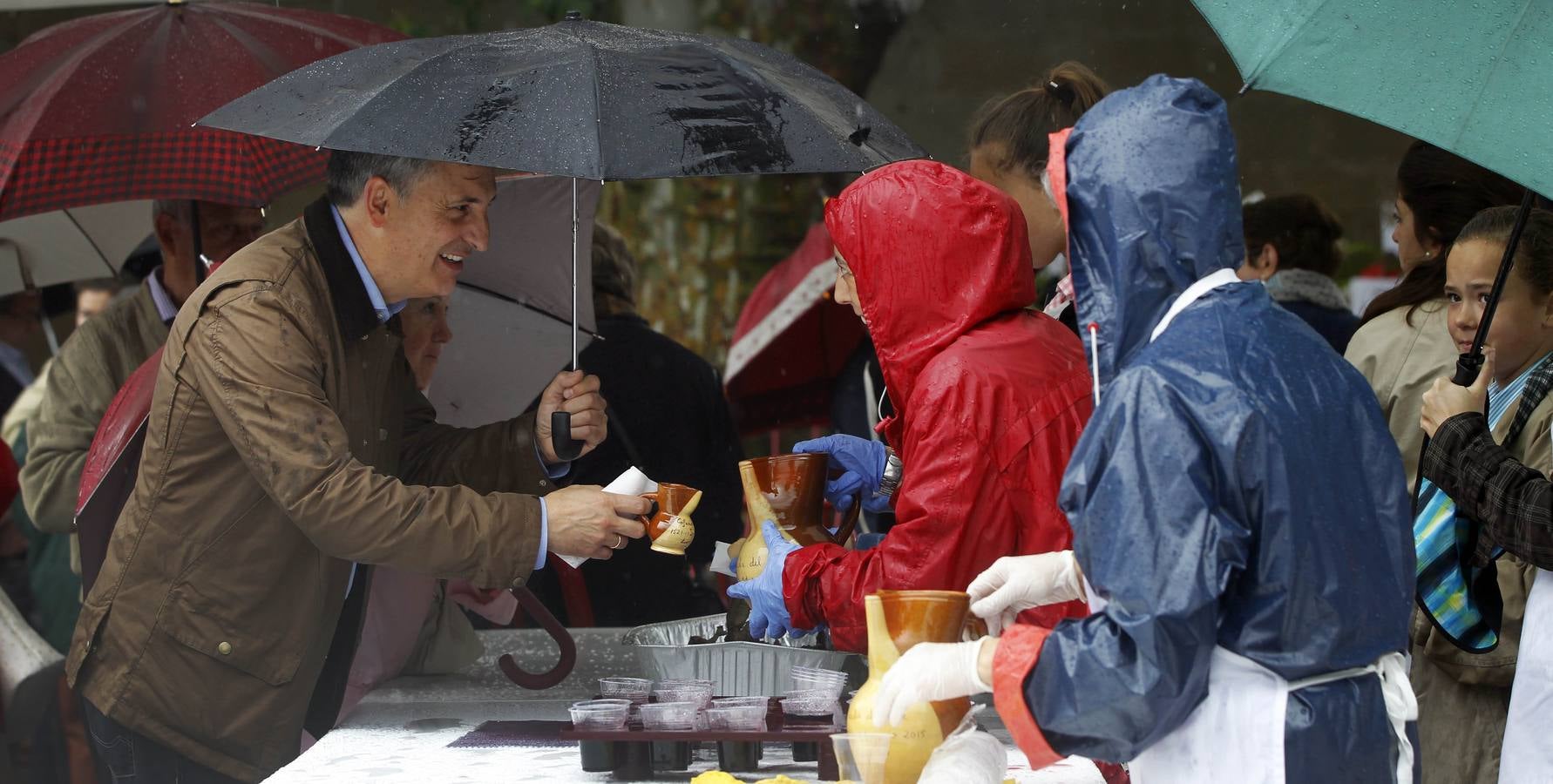 El agua no impide que los logroñeses cumplan con el pan y el pez