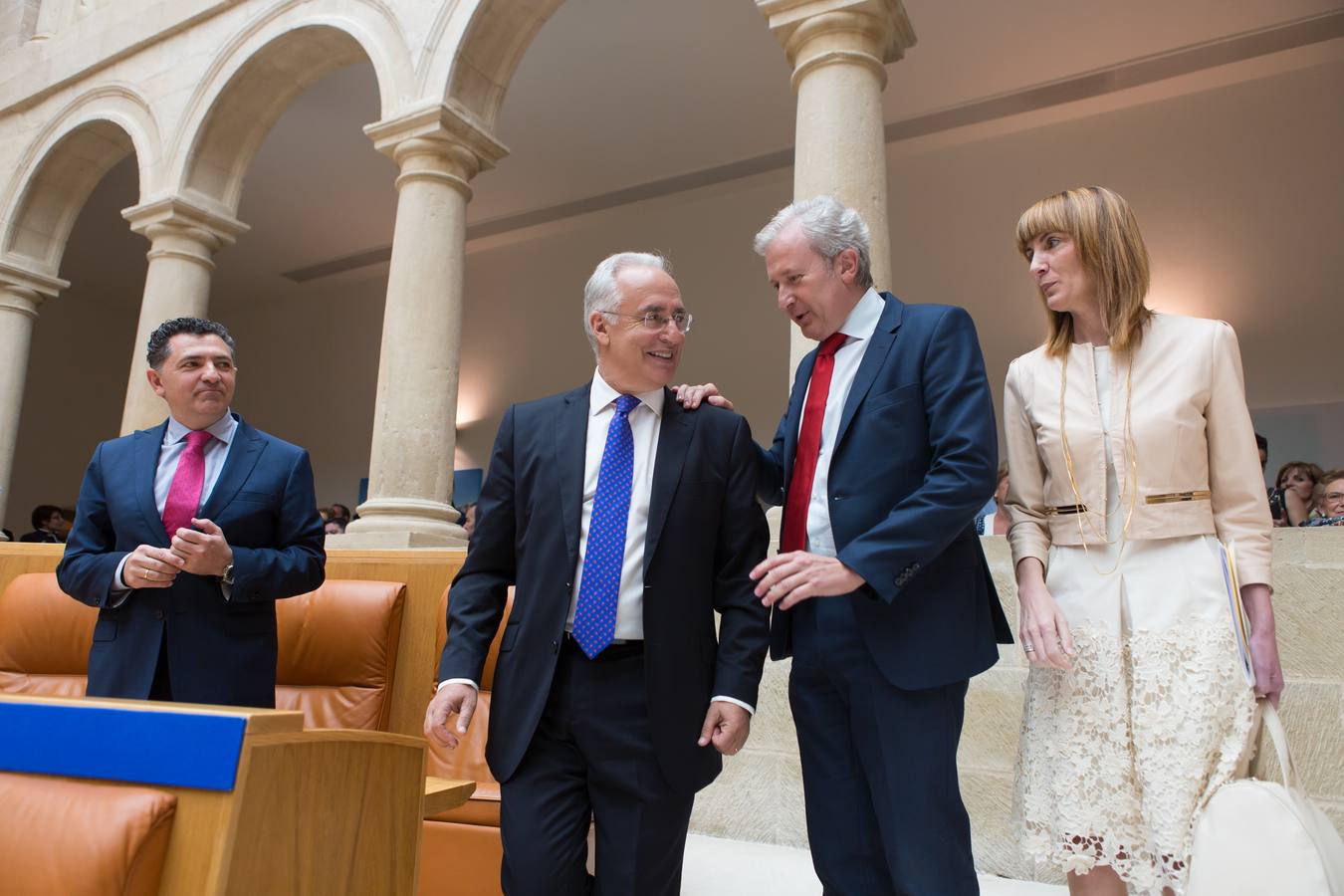 La Constitución del Parlamento regional, los gestos y los presentes