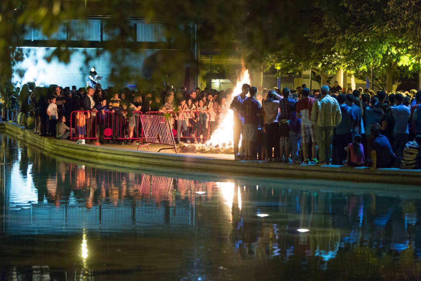 Celebración de San Juan en la logroñesa Plaza de Los Tilos