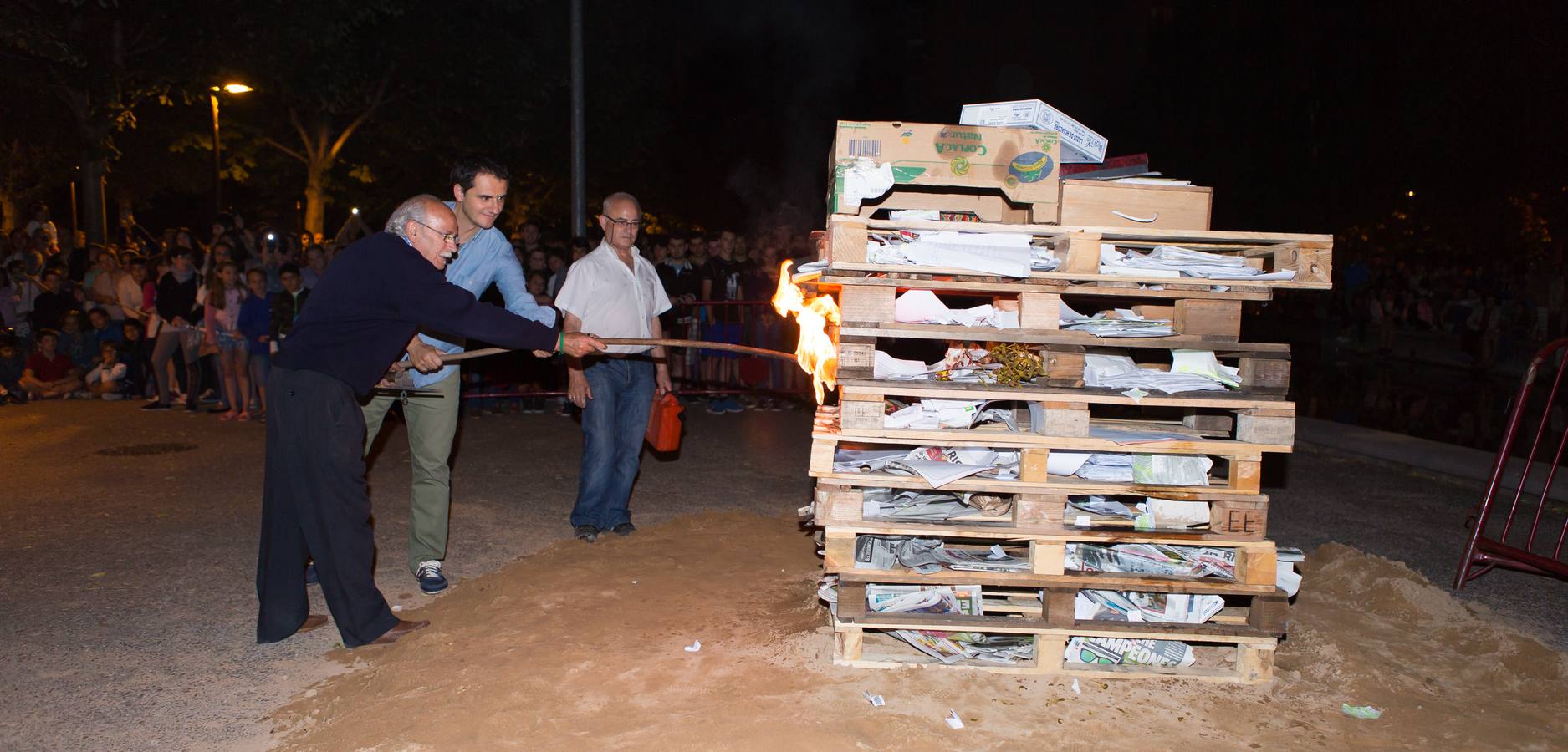 Celebración de San Juan en la logroñesa Plaza de Los Tilos