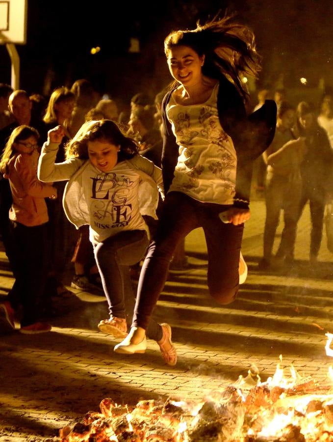 San Antonio y Yagüe saltan su hoguera de San Juan