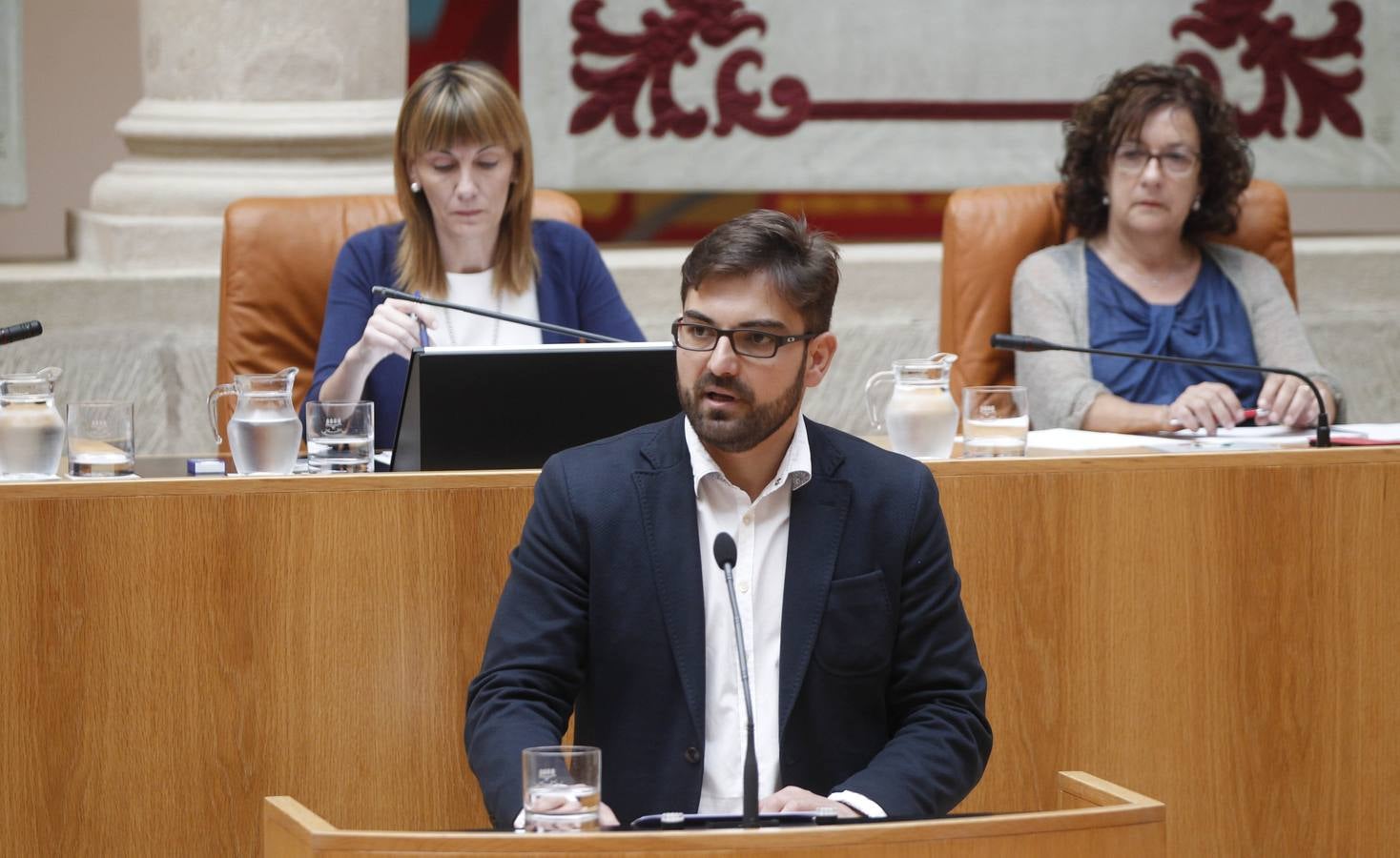 Ceniceros pierde la primera votación en el Parlamento riojano