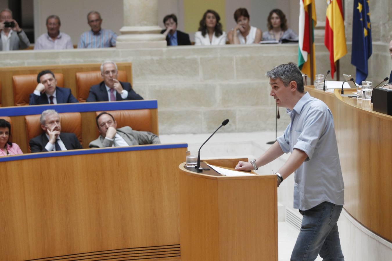 Ceniceros pierde la primera votación en el Parlamento riojano