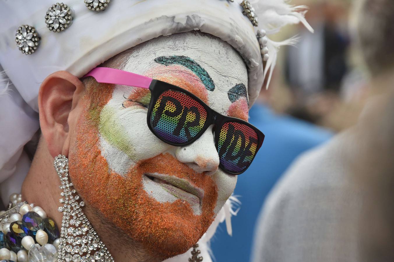 Un hombre celebra fuera de la Corte Suprema de Justicia en Washington, DC, después de la histórica decisión sobre el matrimonio gay.