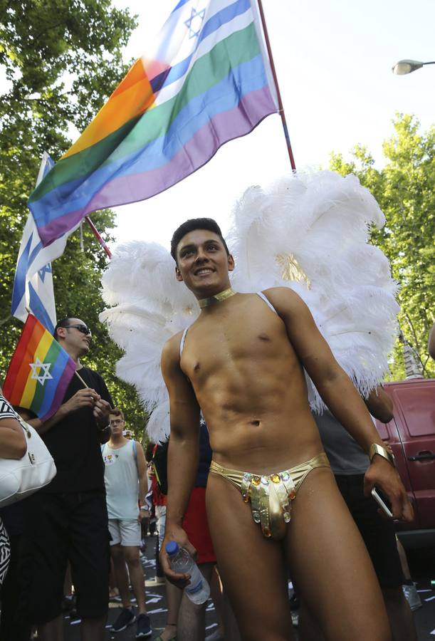 Un participante del tradicional desfile del Orgullo Gay.