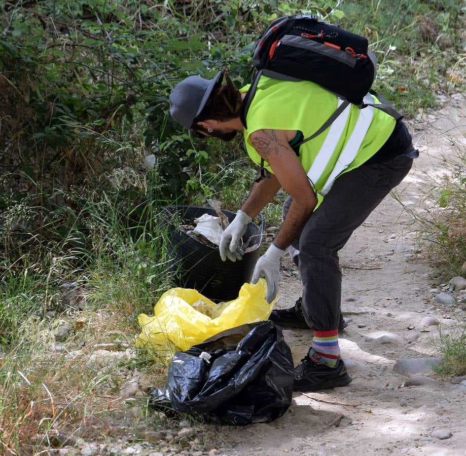 Voluntarios limpian el Ebro