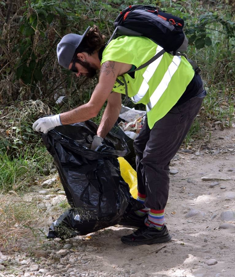 Voluntarios limpian el Ebro