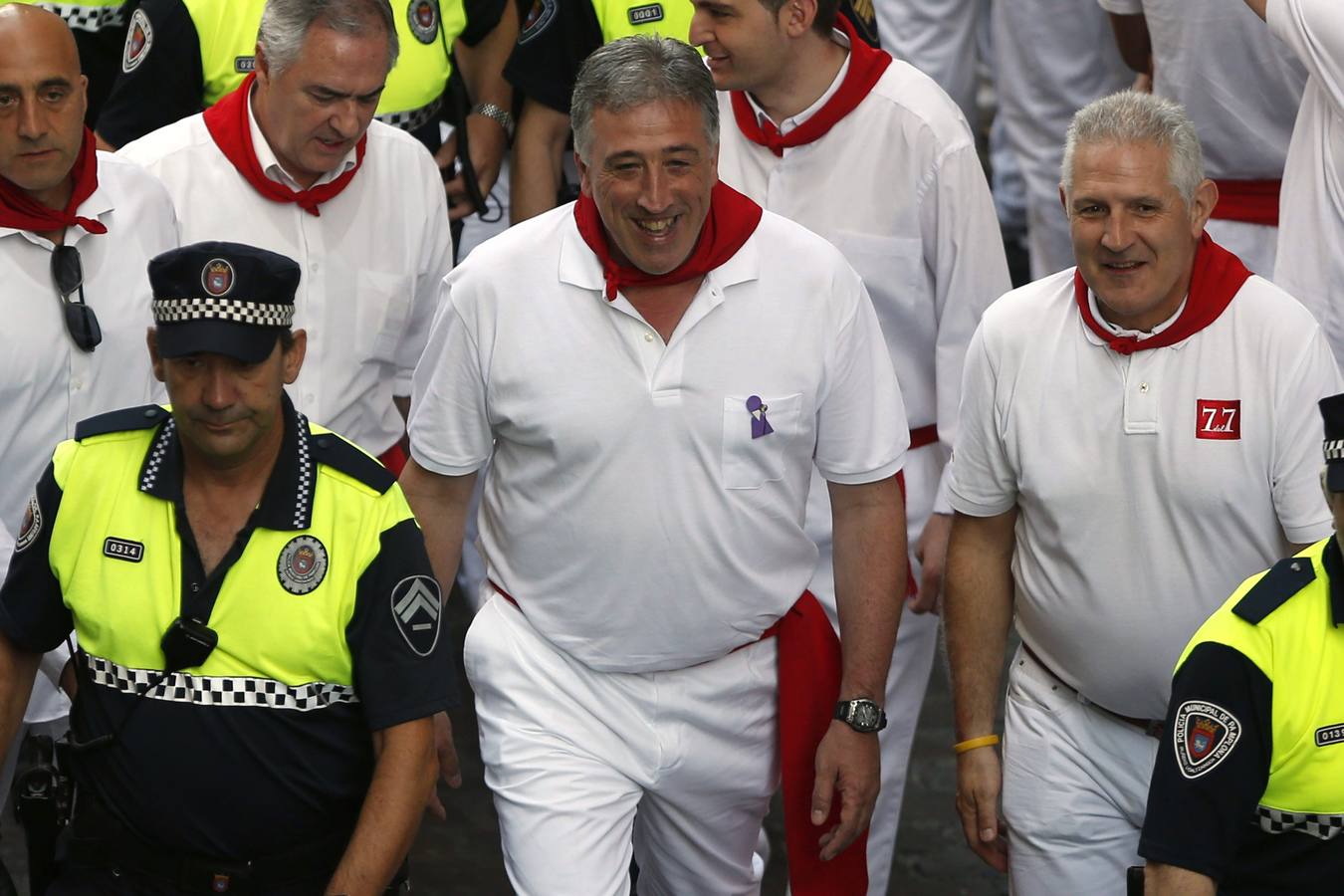 El alcalde de Pamplona, Joseba Asiron, durante el encierro.