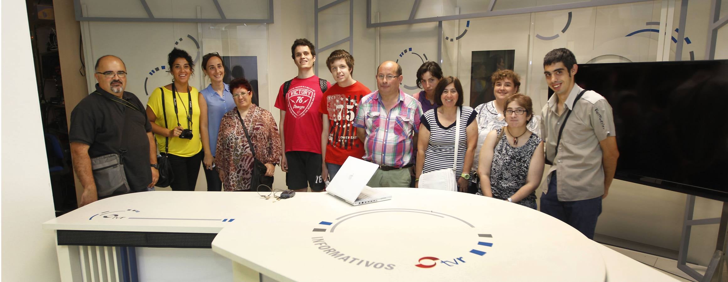 Los alumnos del curso de Comunicación y Protocolo organizado por FEAPS La Rioja visitan la multimedia de Diario LA RIOJA