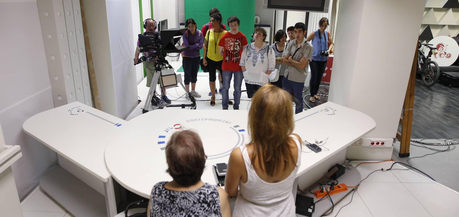 Los alumnos del curso de Comunicación y Protocolo organizado por FEAPS La Rioja visitan la multimedia de Diario LA RIOJA