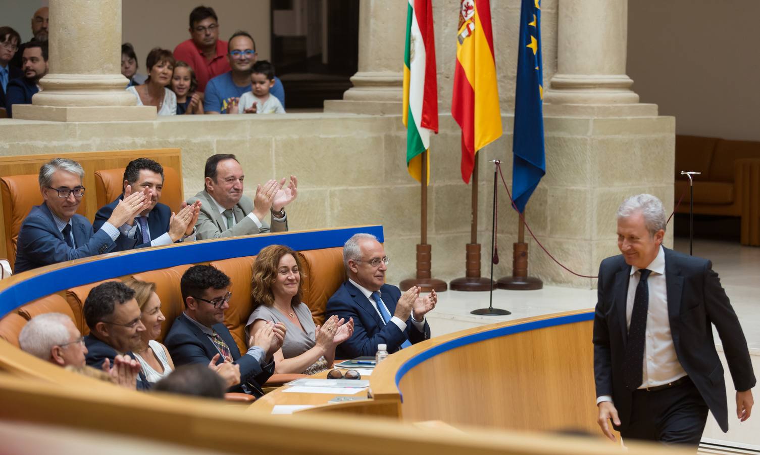 Del Río y Azofra toman posesión de diputados en el Parlamento riojano