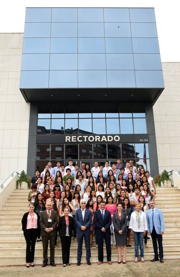 El rector de la UR recibe a 74 alumnos peruanos