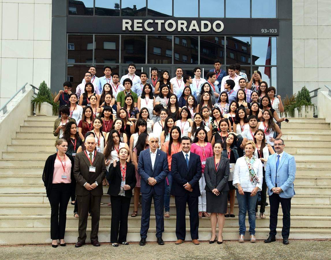 El rector de la UR recibe a 74 alumnos peruanos