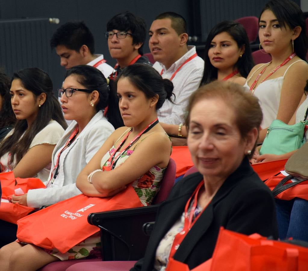 El rector de la UR recibe a 74 alumnos peruanos