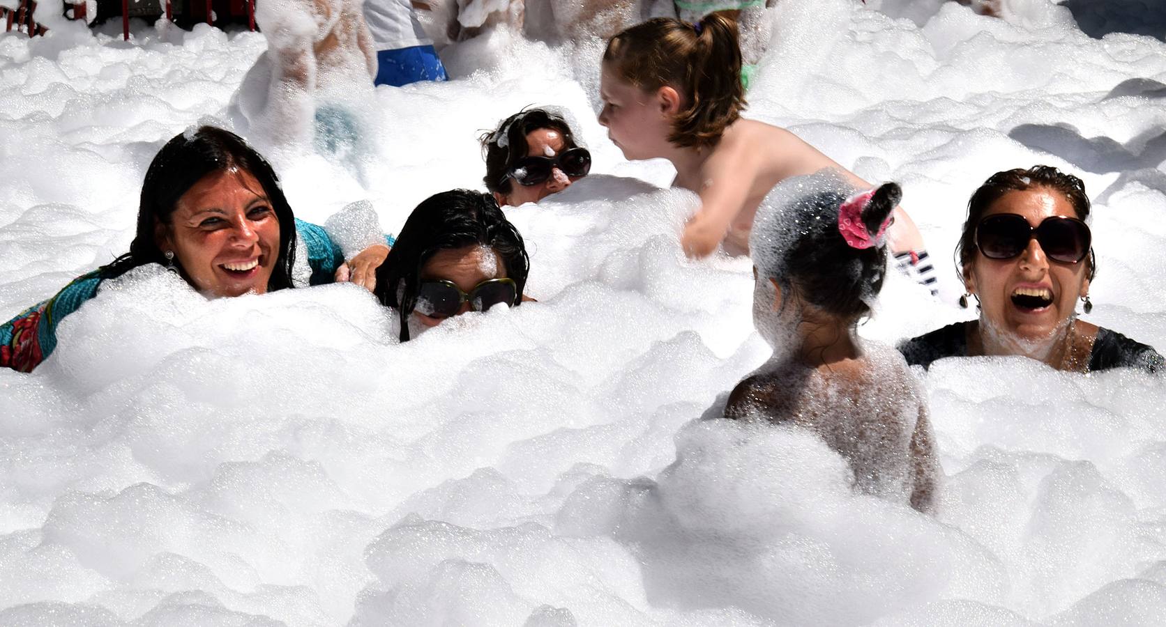 Fiesta de la espuma en El Cortijo