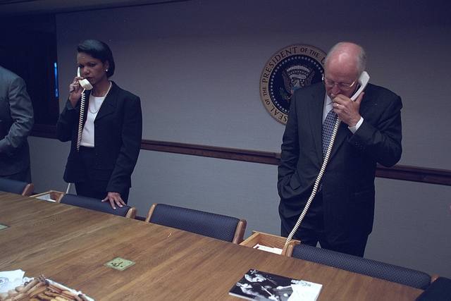 El vicepresidente Dick Cheney y la asesora de Seguridad Nacional, Condoleezza Rice, en la en la sala de Emergencias del Presidente de EE UU