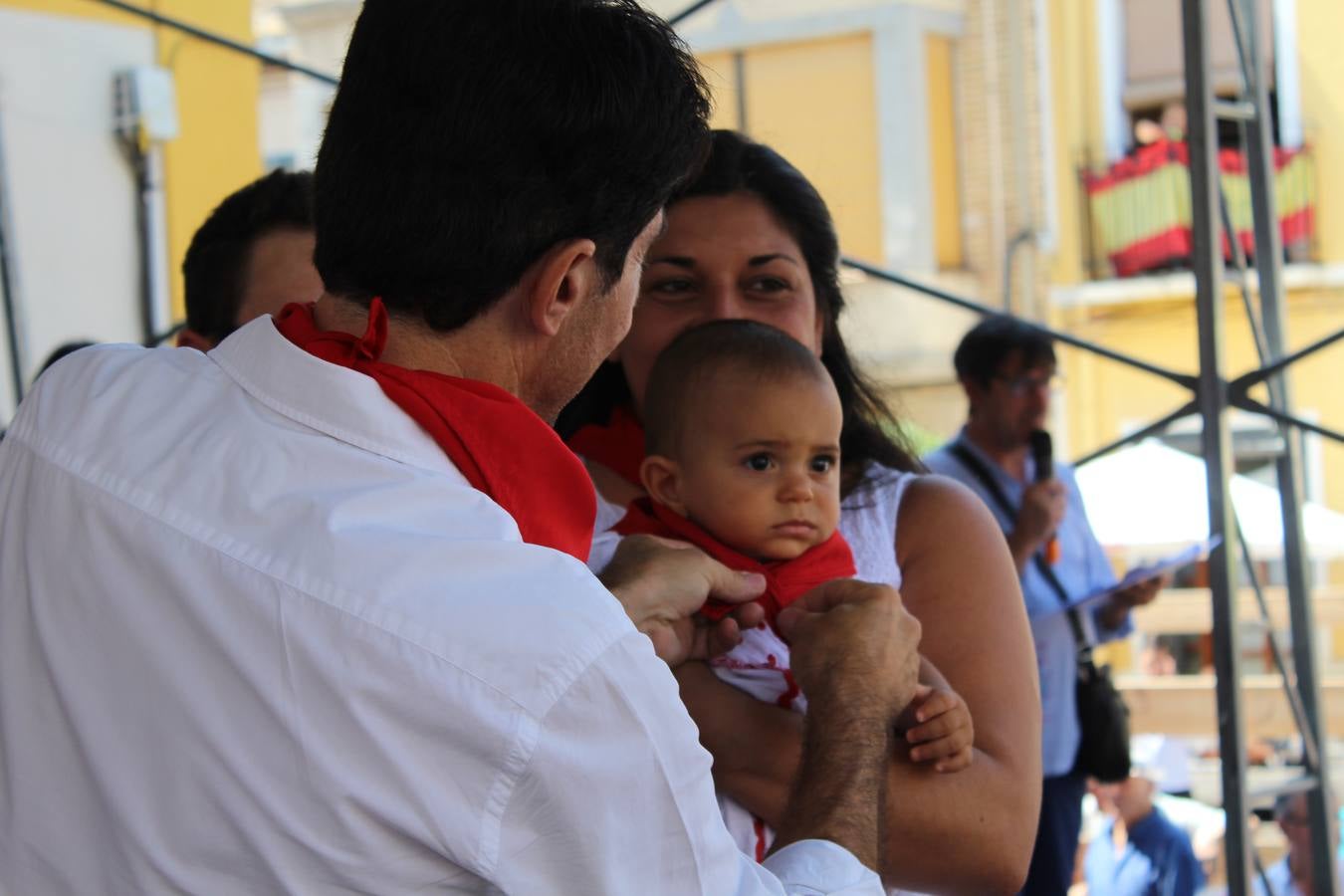 Rincón impone el pañuelo de fiestas a los niños nacidos en el último año