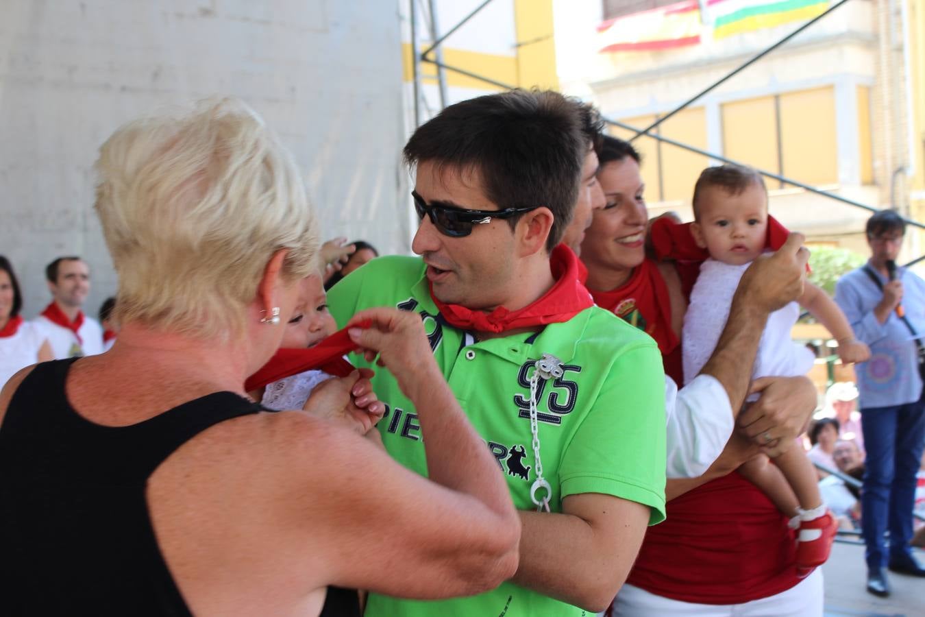 Rincón impone el pañuelo de fiestas a los niños nacidos en el último año