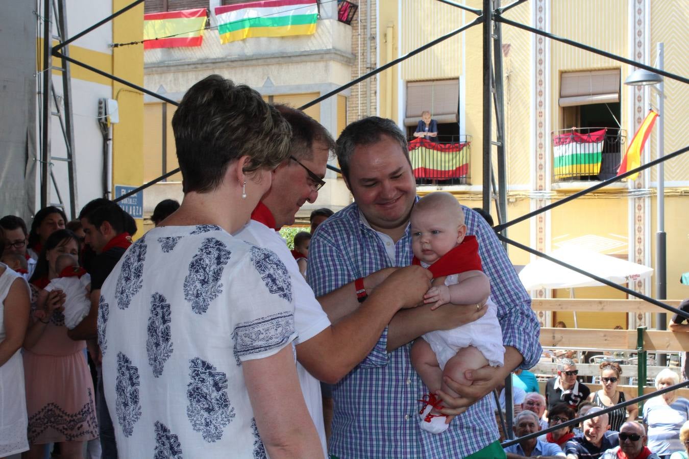 Rincón impone el pañuelo de fiestas a los niños nacidos en el último año