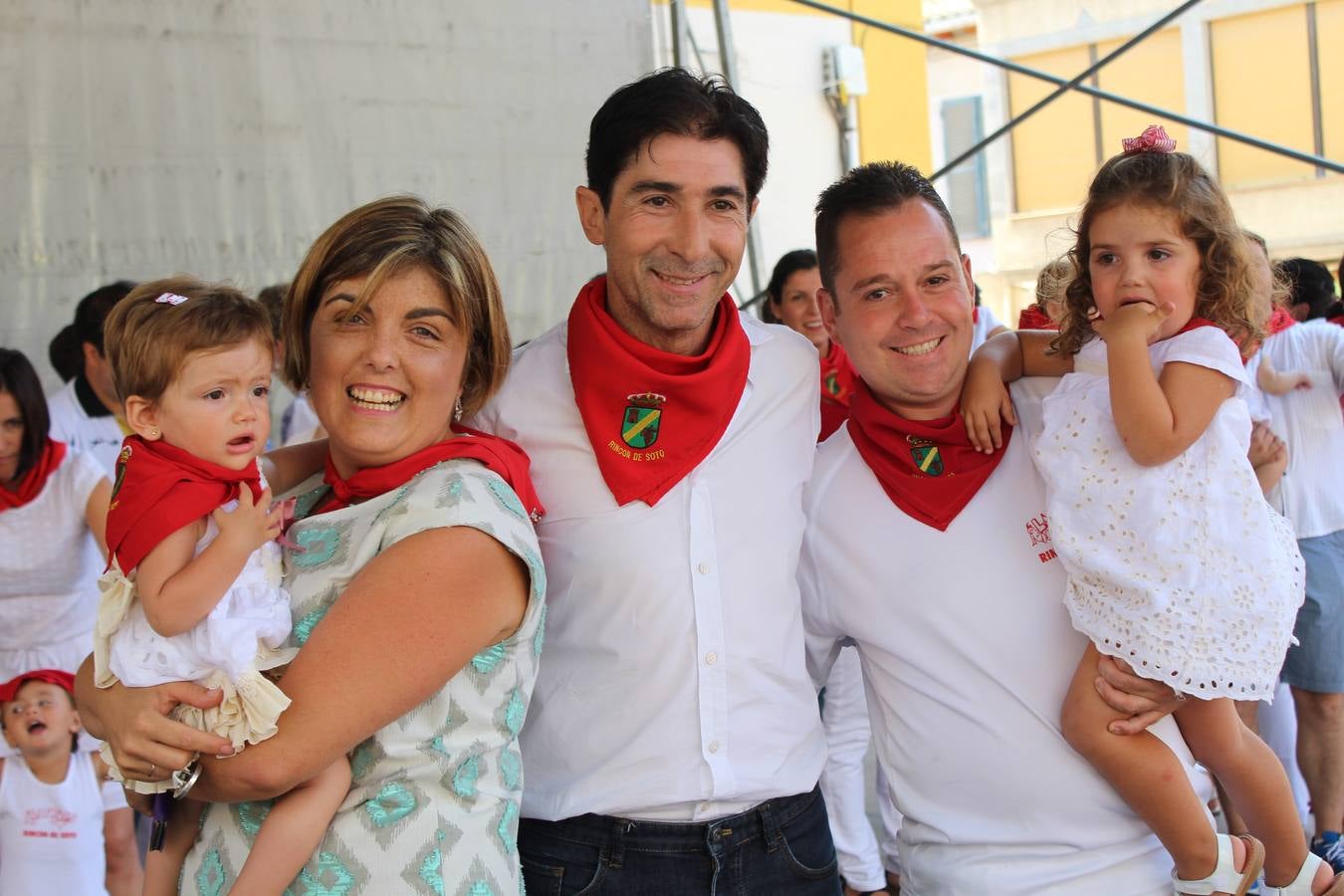 Rincón impone el pañuelo de fiestas a los niños nacidos en el último año